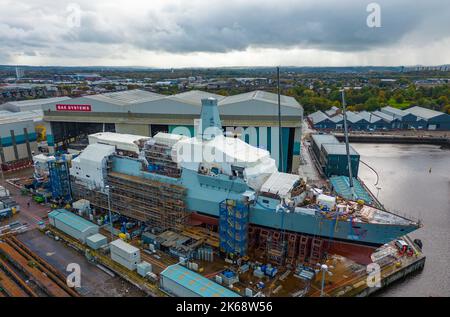 Glasgow, Schottland, Großbritannien. 12.. Oktober 2022. Blick auf die HMS Glasgow das erste Typ 26-U-Boot-Kriegsschiff, das auf der BAE Systems Werft in Govan am Fluss Clyde in Glasgow gebaut wird. BAE System plant Investitionen in Höhe von £100 Millionen und rekrutiert fast 1.200 weitere Mitarbeiter in seiner britischen Schiffbauabteilung, davon 400 bei Govan. Die Werft freut sich auf die Auftragseingänge von zehn Jahren, da die Minister sich darauf vorbereiten, einen Deal für fünf weitere Schiffe der Type 26-Klasse zu unterzeichnen. Iain Masterton/Alamy Live News Stockfoto