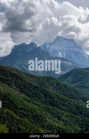 Herrliche Aussicht auf die spanischen Pyrenäen mit Wolken, die über den Gipfeln sprudeln Stockfoto