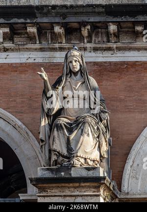 ROM, ITALIEN - 07. DEZEMBER 2019: Statuen am Cemetary Campo Verano ( Cimitero Monumentale Al Verano ) in der Nähe von San Lorenzo in Rom, Italien Stockfoto