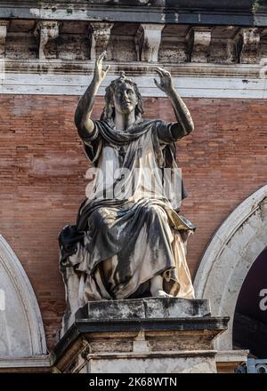 ROM, ITALIEN - 07. DEZEMBER 2019: Statuen am Cemetary Campo Verano ( Cimitero Monumentale Al Verano ) in der Nähe von San Lorenzo in Rom, Italien Stockfoto