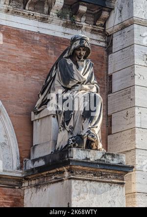 ROM, ITALIEN - 07. DEZEMBER 2019: Statuen am Cemetary Campo Verano ( Cimitero Monumentale Al Verano ) in der Nähe von San Lorenzo in Rom, Italien Stockfoto