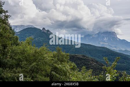 Herrliche Aussicht auf die spanischen Pyrenäen mit Wolken, die über den Gipfeln sprudeln Stockfoto