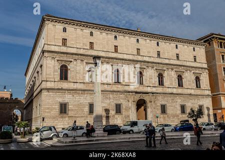 ROM, ITALIEN - 01. DEZEMBER 2019: Gebäude im historischen Zentrum von Rom, Italien Stockfoto