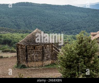 Eine traditionelle kreisförmige Steinhüttenhütte, Pyrenäen, Spanien Stockfoto