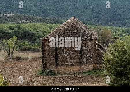 Eine traditionelle kreisförmige Steinhüttenhütte, Pyrenäen, Spanien Stockfoto