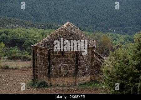 Eine traditionelle kreisförmige Steinhüttenhütte, Pyrenäen, Spanien Stockfoto