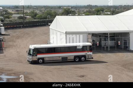 Eagle Pass, USA. 12. Oktober 2022. Ein Bus mit Migranten fährt am 9. Oktober 2022 von einer Verarbeitungsanlage der US-Grenzschutzpolizei in Eagle Pass, Texas, USA, ab. Busse, die Migranten aus republikanisch geführten Grenzstaaten transportieren, kommen weiterhin in liberalen Bastionen wie New York, Washington, DC und Chicago an und ziehen die US-Migrationskrise in die Augen des Sturms der Partisanenkämpfe vor den Zwischenwahlen im November. Quelle: Nick Wagner/Xinhua/Alamy Live News Stockfoto