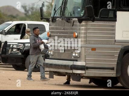 Eagle Pass, USA. 12. Oktober 2022. Am 10. Oktober 2022 fährt ein Asylbewerber in einen Bus an einem Kontrollpunkt in Eagle Pass, Texas, USA. Busse, die Migranten aus republikanisch geführten Grenzstaaten transportieren, kommen weiterhin in liberalen Bastionen wie New York, Washington, DC und Chicago an und ziehen die US-Migrationskrise in die Augen des Sturms der Partisanenkämpfe vor den Zwischenwahlen im November. Quelle: Nick Wagner/Xinhua/Alamy Live News Stockfoto