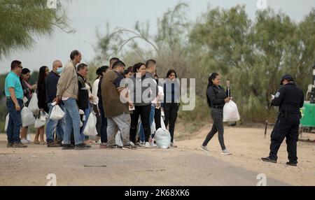 Eagle Pass, USA. 12. Oktober 2022. Migranten, die Asyl suchen, stehen am 10. Oktober 2022 an einem Kontrollpunkt in Eagle Pass, Texas, USA, an Bord eines Busses. Busse, die Migranten aus republikanisch geführten Grenzstaaten transportieren, kommen weiterhin in liberalen Bastionen wie New York, Washington, DC und Chicago an und ziehen die US-Migrationskrise in die Augen des Sturms der Partisanenkämpfe vor den Zwischenwahlen im November. Quelle: Nick Wagner/Xinhua/Alamy Live News Stockfoto