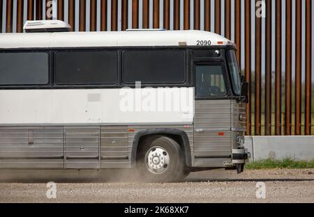 Eagle Pass, USA. 12. Oktober 2022. Ein Bus mit Migranten fährt am 10. Oktober 2022 entlang eines Teils der Grenzmauer in Eagle Pass, Texas, USA. Busse, die Migranten aus republikanisch geführten Grenzstaaten transportieren, kommen weiterhin in liberalen Bastionen wie New York, Washington, DC und Chicago an und ziehen die US-Migrationskrise in die Augen des Sturms der Partisanenkämpfe vor den Zwischenwahlen im November. Quelle: Nick Wagner/Xinhua/Alamy Live News Stockfoto