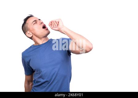 Mann singt, während er ein Mikrofon hochhält Stockfoto