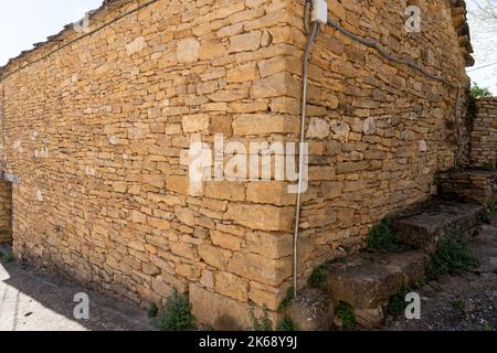 Altes spanisches beigefarbenes Steindorf bei Sommersonne Stockfoto