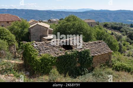 Ein altes spanisches Bauernhaus mit Steinmauern und Steindachziegeln Stockfoto