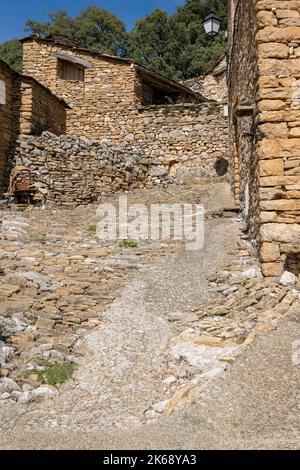 Altes spanisches beigefarbenes Steindorf bei Sommersonne Stockfoto