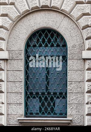 Fenster - architektonische Details auf historischen Gebäude, in Rom, Italien Stockfoto