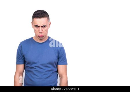 Porträt eines erwachsenen Mannes, der wütend steht und grimaziert Stockfoto