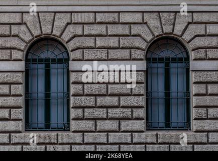 Fenster - architektonische Details auf historischen Gebäude, in Rom, Italien Stockfoto