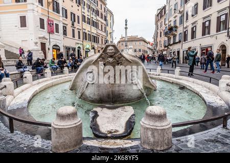 ROM, ITALIEN - 02. DEZEMBER 2019: Brunnen des Bootes (Fontana della Barcaccia) auf dem spanischen Platz (Piazza di Spagna) in Rom, Italien Stockfoto