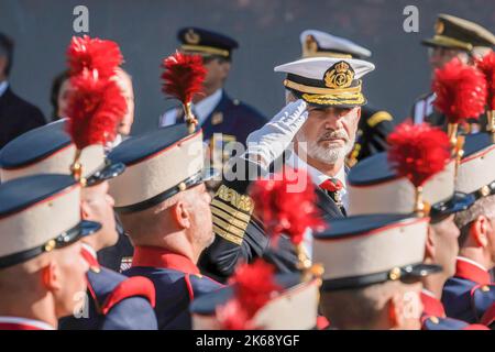 Madrid, Spanien. 12. Oktober 2022. König F.I. begrüßt Soldaten während der Parade zum Hispanic Day in Madrid. Spanien feiert seinen Nationalfeiertag am 12. Oktober, dem Tag, an dem Christoph Kolumbus zum ersten Mal auf dem amerikanischen Kontinent ankam. Der Hispanic Heritage Day wird mit einer Militärparade auf dem Paseo de la Castellana in Madrid in Anwesenheit von König Feldén VI. Und allen politischen Akteuren Spaniens gefeiert. Kredit: SOPA Images Limited/Alamy Live Nachrichten Stockfoto