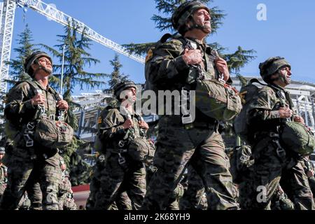 Madrid, Spanien. 12. Oktober 2022. Militärparatrooper marschieren während der Parade zum Hispanic Day in Paseo de la Castellana, Madrid. Spanien feiert seinen Nationalfeiertag am 12. Oktober, dem Tag, an dem Christoph Kolumbus zum ersten Mal auf dem amerikanischen Kontinent ankam. Der Hispanic Heritage Day wird mit einer Militärparade auf dem Paseo de la Castellana in Madrid in Anwesenheit von König Feldén VI. Und allen politischen Akteuren Spaniens gefeiert. Kredit: SOPA Images Limited/Alamy Live Nachrichten Stockfoto