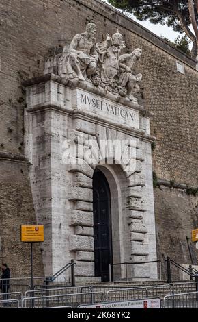 ROM, ITALIEN - 05. DEZEMBER 2019: Haupteingang der Vatikanstadt-Museen in Rom, Italien Stockfoto