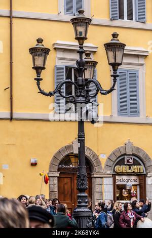 ROM, ITALIEN - 02. DEZEMBER 2019: Stehleuchte in der Altstadt von Rom, Italien. Stockfoto