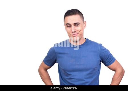 Porträt eines stolzen lächelnden Mannes in legerer Kleidung Stockfoto