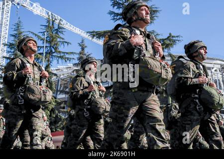 Madrid, Spanien. 12. Oktober 2022. Militärparatrooper marschieren während der Parade zum Hispanic Day in Paseo de la Castellana, Madrid. Spanien feiert seinen Nationalfeiertag am 12. Oktober, dem Tag, an dem Christoph Kolumbus zum ersten Mal auf dem amerikanischen Kontinent ankam. Der Hispanic Heritage Day wird mit einer Militärparade auf dem Paseo de la Castellana in Madrid in Anwesenheit von König Feldén VI. Und allen politischen Akteuren Spaniens gefeiert. (Foto von Diego Radames/SOPA Images/Sipa USA) Quelle: SIPA USA/Alamy Live News Stockfoto