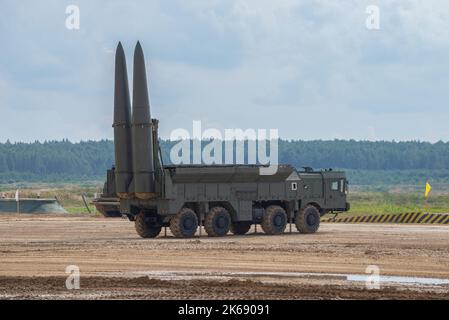 ALABINO, RUSSLAND - 25. AUGUST 2020: Der Abschussrampe des Raketensystems Iskander-M auf dem Testgelände. Russland Stockfoto