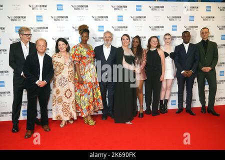 (Von links nach rechts) Colin Firth, Toby Jones, Pippa Harris, Tanya Moodie, Director Sam Mendes, Olivia Colman, Crystal Clarke, Monica Dolan, Hannah Onslow, Micheal ward und Tom Brooke nahmen an der europäischen Premiere von Empire of Light während des BFI London Film Festival 2022 in der Royal Festival Hall, Southbank Centre, London Teil. Bilddatum: Mittwoch, 12. Oktober 2022. Stockfoto