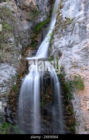 Nahaufnahme des Dalbina Wasserfalls im Apuseni Gebirge, Rumänien Stockfoto