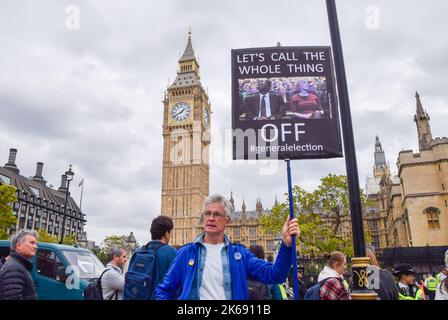 London, Großbritannien. 12.. Oktober 2022. Ein Protestler fordert eine Parlamentswahl auf dem Parliament Square. Anti-Tory-Demonstranten versammelten sich in Westminster, als Liz Truss mit PMQs konfrontiert wurde. Kredit: Vuk Valcic/Alamy Live Nachrichten Stockfoto