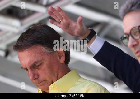 Belo Horizonte, Brasilien. 12. Oktober 2022. Jair Bolsonaro (l.), Präsident Brasiliens, der zur Wiederwahl kandidiert, wird bei einer Veranstaltung in der Evangelischen Kirche vor Anhängern gesegnet. Die Stichwahl am 30. Oktober stellt den rechten Amtsinhaber gegen den linken ehemaligen Präsidenten Lula da Silva. Quelle: Rodney Costa/dpa/Alamy Live News Stockfoto