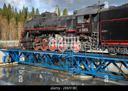 RUSKEALA, RUSSLAND - 09. OKTOBER 2022: Retro-Dampflokomotive auf Wendekreis. Ruskeala, Karelien Stockfoto