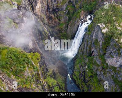 Norwegen - Trollstigen hat 11 verrückte Haarnadelkurven den Berg hinunter, vorbei an riesigen Wasserfällen. Drohne geschossen. Stockfoto