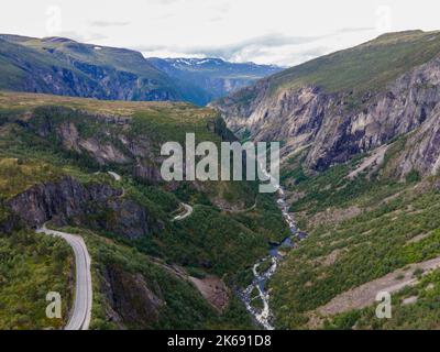 Norwegen - Trollstigen hat 11 verrückte Haarnadelkurven den Berg hinunter, vorbei an riesigen Wasserfällen. Drohne geschossen. Stockfoto