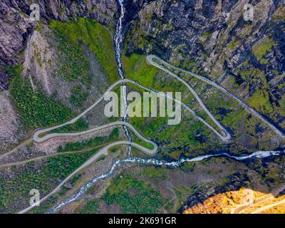 Norwegen - Trollstigen hat 11 verrückte Haarnadelkurven den Berg hinunter, vorbei an riesigen Wasserfällen. Drohne geschossen. Stockfoto