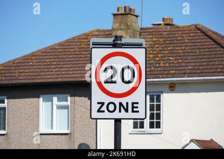 Straßenschild mit Geschwindigkeitsbegrenzung für 20 mph Meilen pro Stunde in einem Wohngebiet, London England Vereinigtes Königreich Großbritannien Stockfoto