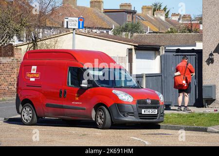 Royal Mail Postbote bei der Arbeit, England Vereinigtes Königreich Großbritannien Stockfoto