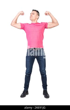 Selbstbewusster muskulöser Kerl, der Bizeps im weißen Studio zeigt Stockfoto