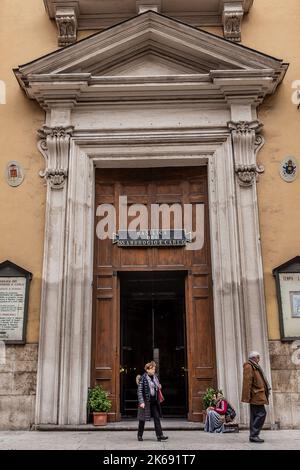 ROM, ITALIEN - 02. DEZEMBER 2019: Eingang der Basilika Sant'Ambrogio und San Carlo al Corso în Rom, Italien. Stockfoto