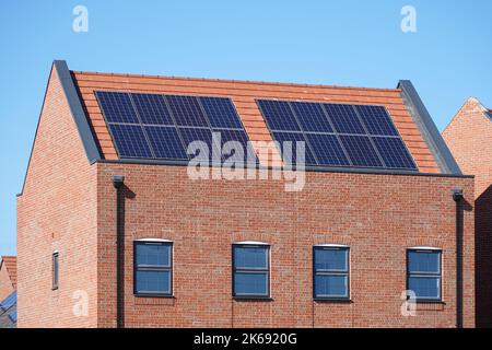 Neue moderne Appartementgebäude mit Sonnenkollektoren auf dem Dach in London UK Stockfoto