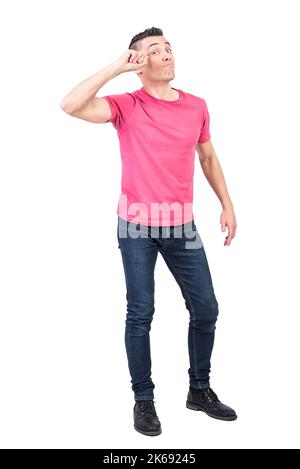 Intelligenter Kerl, der die Stirn berührt und die Kamera anschaut Stockfoto