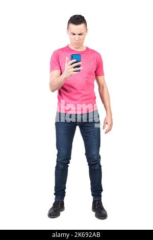 Besorgt männlichen Lesung schlechte Nachrichten auf dem Smartphone Stockfoto