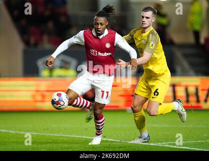 Antoine Semenyo von Bristol City und Liam Lindsay von Preston North End kämpfen beim Sky Bet Championship-Spiel am Ashton Gate in Bristol um den Ball. Bilddatum: Mittwoch, 12. Oktober 2022. Stockfoto