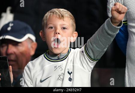 Ein junger Tottenham Hotspur-Fan an den Tribünen zeigt seine Unterstützung beim UEFA Champions League-Spiel der Gruppe D im Tottenham Hotspur Stadium, London. Bilddatum: Mittwoch, 12. Oktober 2022. Stockfoto