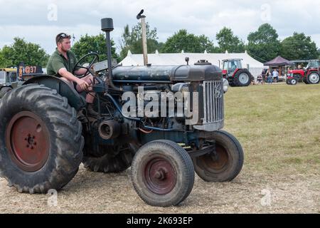 Ilminster.Somerset.Vereinigtes Königreich.August 21. 2022.Ein Fordson Major E27N wird bei einer Yesterdays Farming-Veranstaltung durch die Arena gefahren Stockfoto