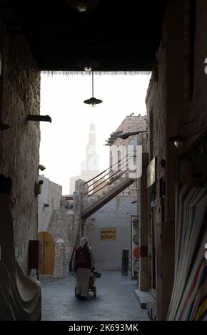 Doha, Katar - januar 28,2022 : Blick auf den Souq Waqif in Doha, Katar mit Fanar-Gebäude im Hintergrund Stockfoto