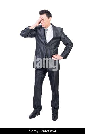 Mann im Anzug, der unter Kopfschmerzen leidet. Weißer Hintergrund. Stockfoto