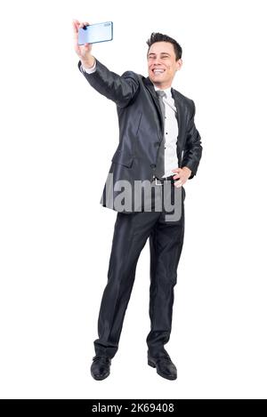 Positiver Geschäftsmann nimmt Selfie auf weißem Hintergrund Stockfoto